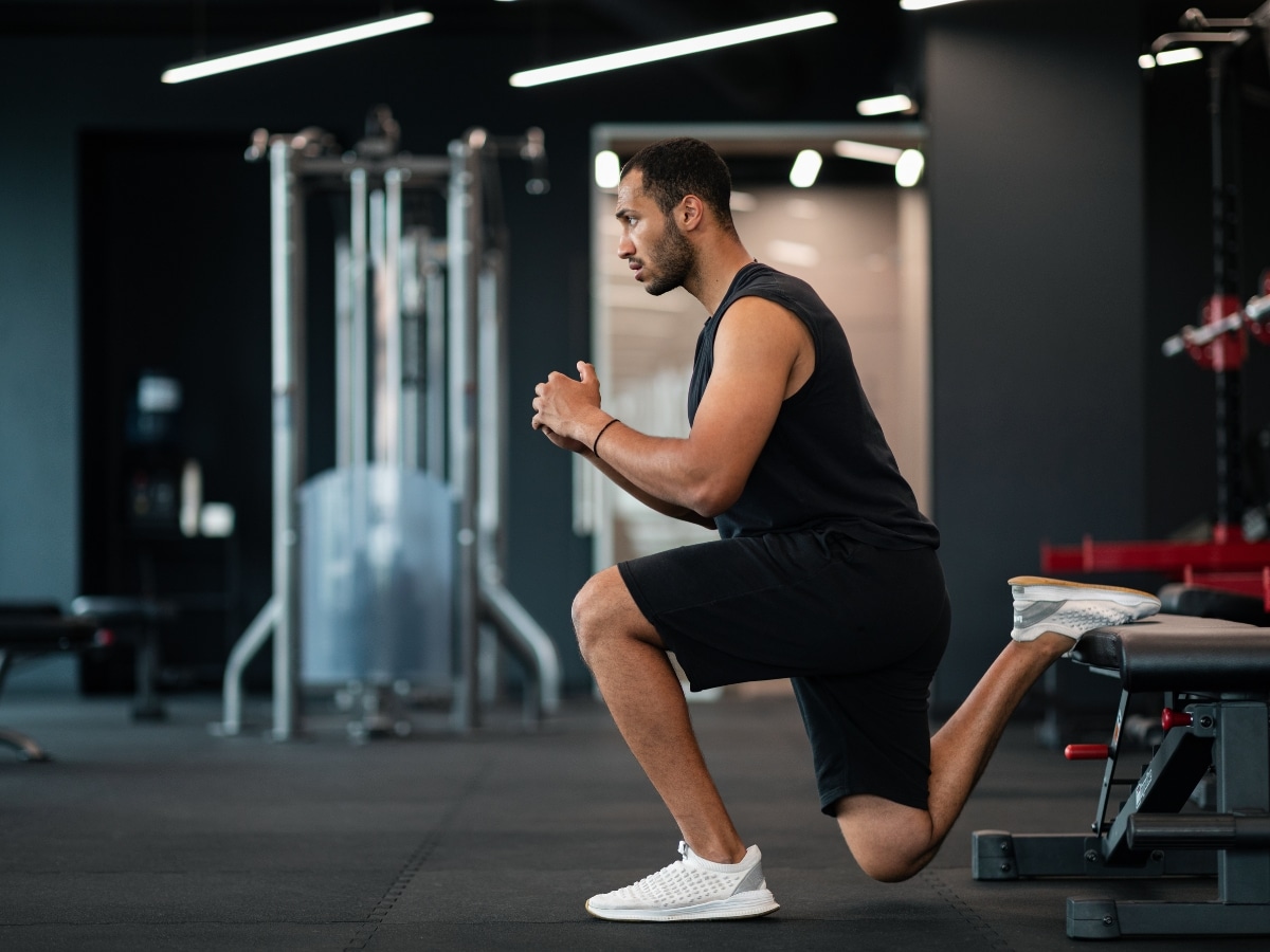 ATHLETE PERFORMING CONTROLLED HIP EXERCISE SPLIT SQUAT