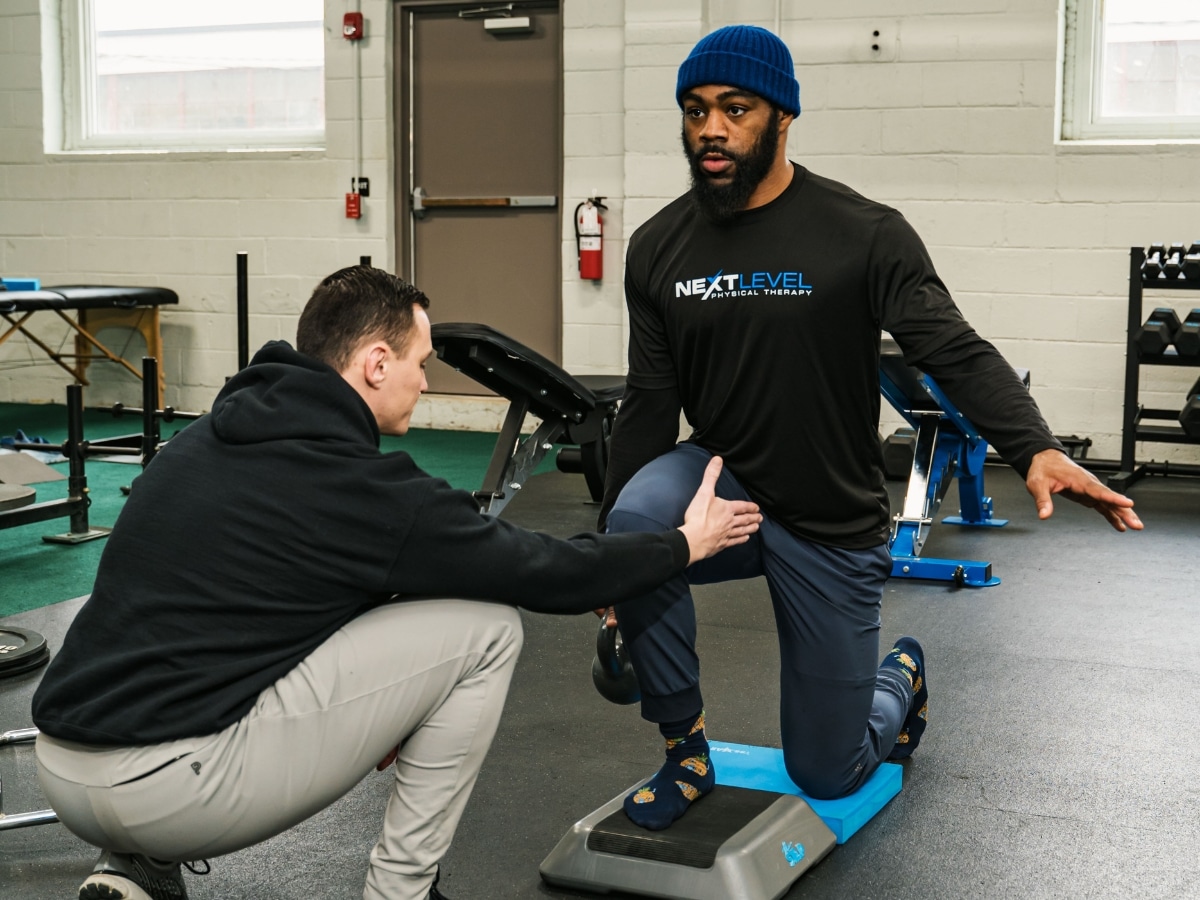 ATHLETE PERFORMING CONTROLLED STRENGTH TRAINING EXERCISE SINGLE LEG SQUAT