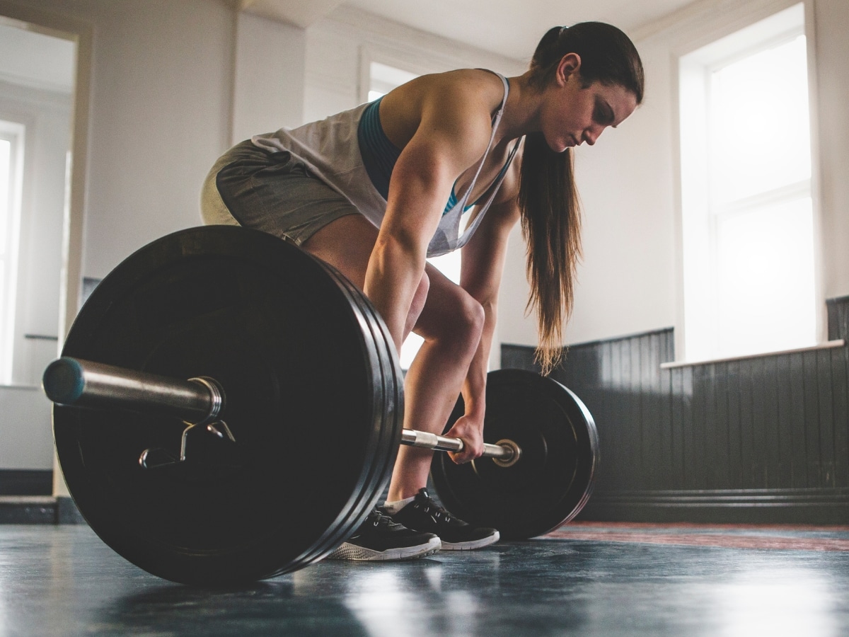 ATHLETE PERFORMING DEADLIFT WITH GOOD FORM