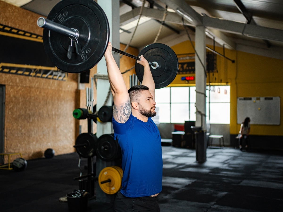 ATHLETE PERFORMING CONTROLLED SHOULDER EXERCISE OVERHEAD PRESS WITH GOOD FORM
