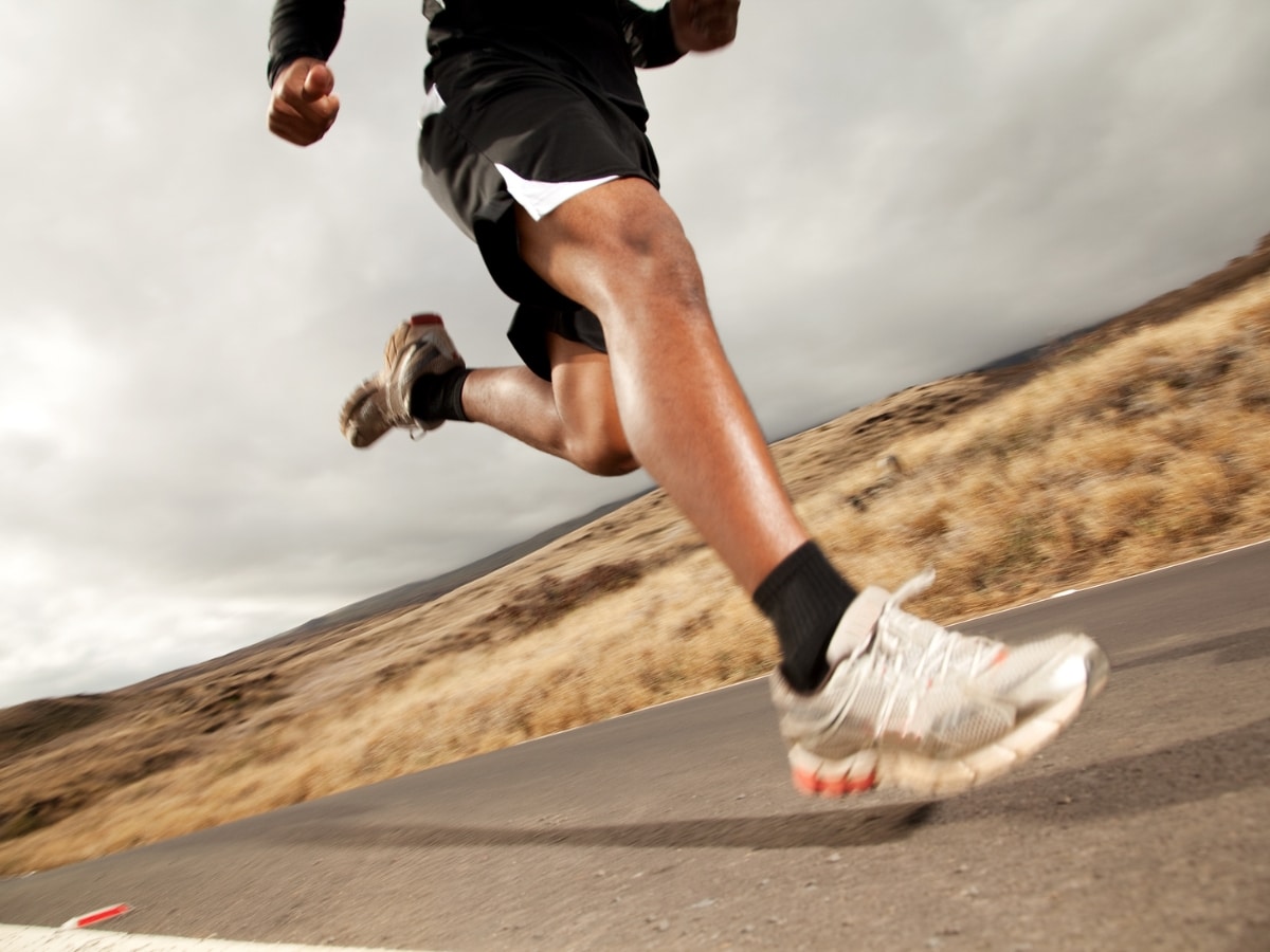 RUNNER MID-STRIDE WITH EMPHASIS ON LOWER BODY JOINTS (KNEE, HIP, ANKLE)