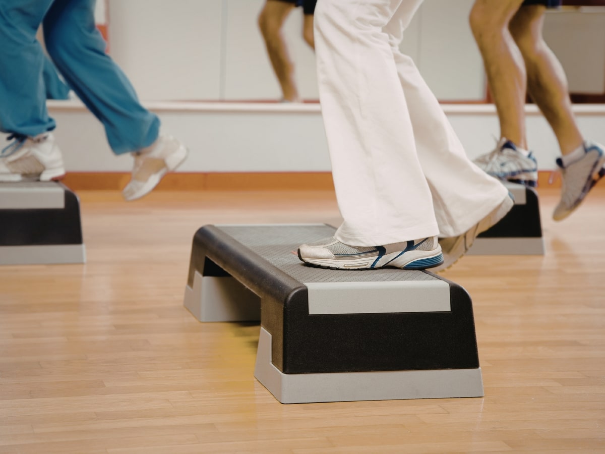 RUNNER PERFORMING STRENGTH EXERCISE STEP-UP