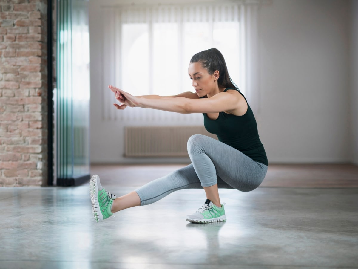 ATHLETE PERFORMING ACL REHAB EXERCISE SINGLE-LEG SQUAT
