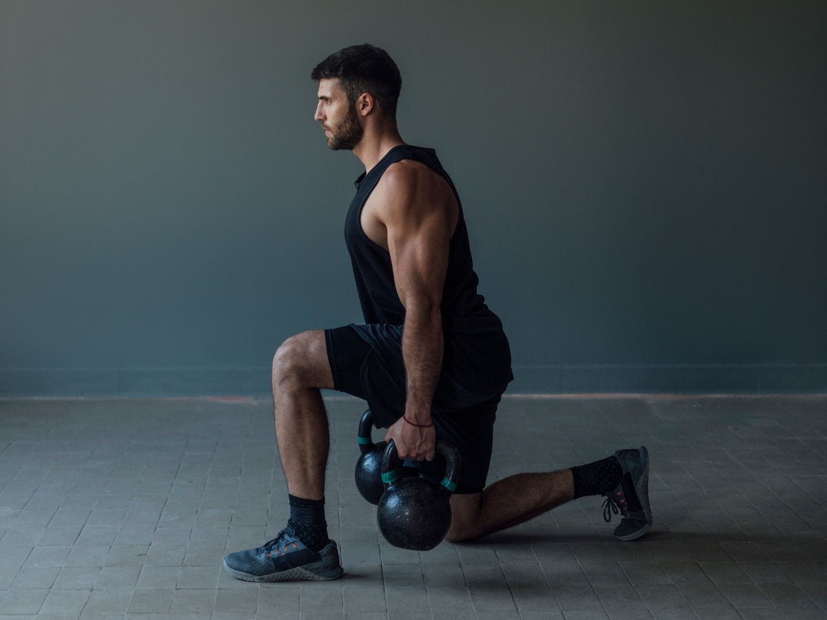 ATHLETE PERFORMING CONTROL EXERCISE SPLIT SQUAT