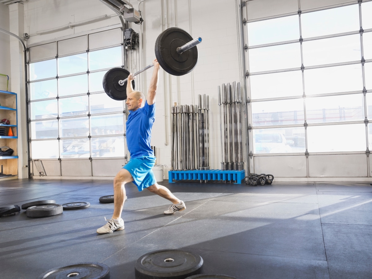 CROSSFIT ATHLETE PERFORMING OLYMPIC LIFT