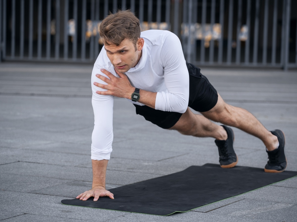 ATHLETE PERFORMING CONTROLLED SHOULDER STABILITY EXERCISE