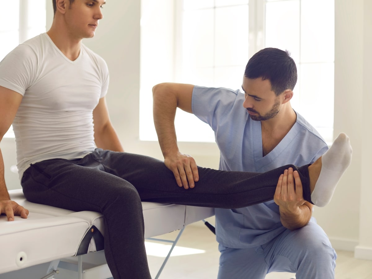 RUNNER BEING ASSESSED BY A PHYSICAL THERAPIST FOR LOWER-BODY MECHANICS