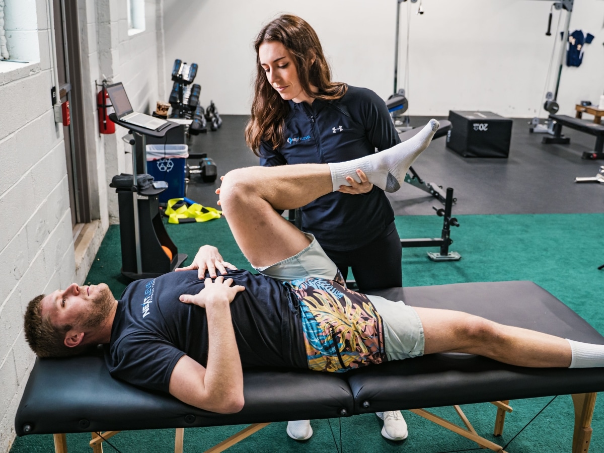 ATHLETE DOING EARLY ACL REHAB WITH A PHYSICAL THERAPIST