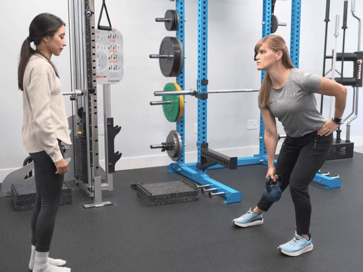 RUNNER BEING ASSESSED BY A PHYSICAL THERAPIST
